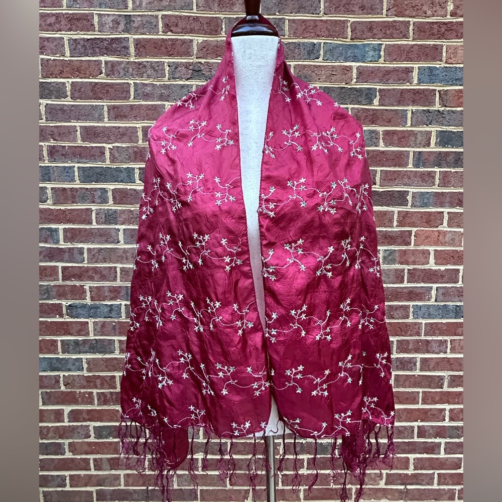 Lovely Red w/ White Floral Motif Scarf Vibrant Color
Major Y2K/Early 2000s Vibes